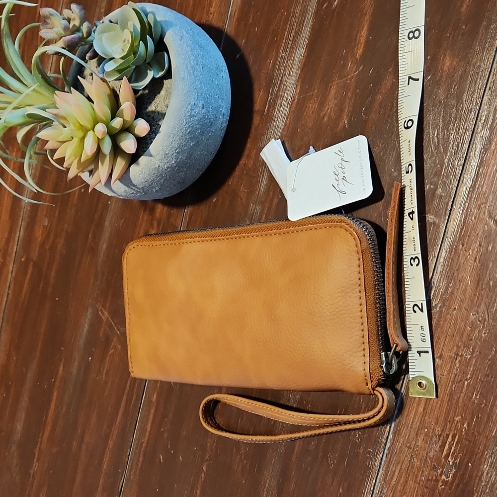 NEW Free People Vegan Wallet/Wristlet - Picture 4 of 5